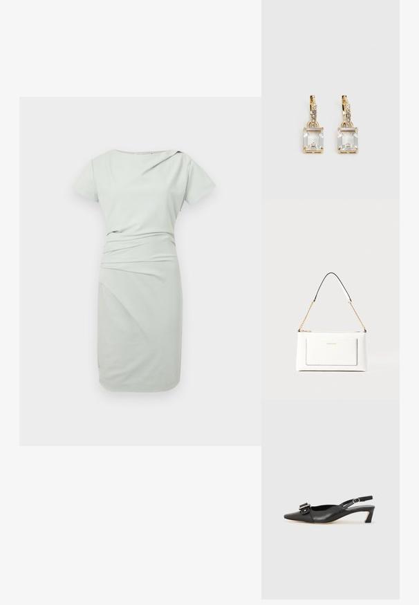 Gaiši zaļa ceļu garuma kleita ar īsām piedurknēm, asimetriska dekoltē un savilkta auduma detaļa jostasvietā.; Melnas ādas siksnu kurpes ar smailu pirkstu, nelielu papēdi un dekoratīvu sprādzi augšdaļā. Gluda tekstūra, minimālistisks dizains.; Baltā ādas rokassomu ar teksturētu apdari, ar zelta ķēdes siksnu un melniem akcentiem. Iekļauj priekšējo kabatu un aizdari ar rāvējslēdzēju.; Zeltītas auskaru rotas, kuru centrā ir taisnstūra formas caurspīdīgs kristāls, kas karājas zem mazu, apaļu caurspīdīgu akcentu rindas. Elegants, mūsdienīgs dizains.