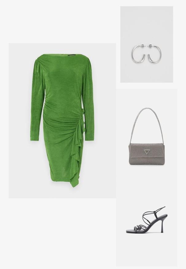 Zaļš garām piedurknēm kleita, izgatavota no teksturēta auduma, ar pieguļošu siluetu, ručinājumu un sānu frillēm. Gluds dekoltē.; Melnas augstpapēžu sandales ar plāniem siksniņām un mezgla dizainu, gluda kvadrātveida purngalu un elegantu stiletto papēdi.; Gaiši pelēka metāla rokassoma ar ķēdes siksnu, rotāta ar mazām apaļām metāla kniedēm un trīsstūra zīmola logo.; Sudraba stīpas auskari ar gludu, spīdīgu virsmu, izceļas ar izliektaveida formu un aizdari ar tapu. Minimālistisks dizains ar mūsdienīgu apdari.