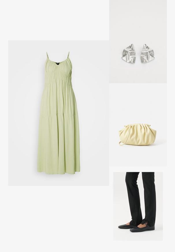 Vaaleanvihreä pitkä mekko, jossa on ohuet sangat, kerätty bodice ja hulmuava hame. Valmistettu pehmeästä kankaasta, jossa on sileä rakenne.; Musta nahkakengät balettityylillä, kärjessä terävä muoto, hihna hopeasoljella, yhdistetty mustiin räätälöityihin housuihin, joissa on halkiohelma.; Keltainen pleidattu käsilaukku, joka on valmistettu sileästä keinonahasta. Laukussa on pehmeä muoto, yksittäinen olkahihna ja rypytetty yläosa.; Hopeakauppaketju, jossa on aaltoileva, veistoksellinen muotoilu ja kiiltävä pinta, esittelee epäsäännöllisiä muotoja, korostaen nykyaikaista estetiikkaa.