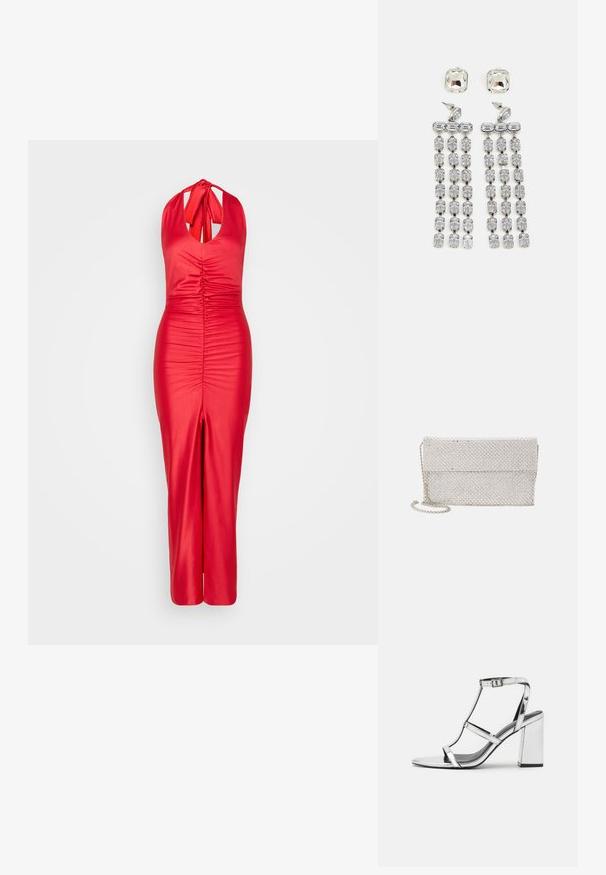 Raudonos spalvos suknelė su halter kaklu, pagaminta iš lygaus audinio, su surinktais detalėmis krūtinės srityje ir priekinėmis skeltėmis. Formą prigludusi siluetas su elegantišku dizainu.; Sidabrinės metalinės aukštakulnės sandalai su T-formos dirželiu, reguliuojama kulkšnies sagtimi ir blokuotu kulnu, turintys lygų, atspindinčią paviršių.; Sidabrinė tinklelio rankinė su tekstūruotu, austu dizainu, turinti užlenkiamą atvartą ir nuimamą grandinėlę nešimui.; Kristaliniai auskarai su sidabro atspalvio detalėmis, su kvadratiniu auskaru ir kaskadinėmis stačiakampių bei aštuonkampių kristalų eilėmis.