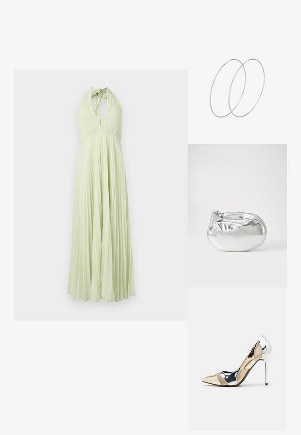 Haljina s halter vratom, plisirana u svijetlozelenoj boji, s otvorenim leđima i prilagođenim korzetom koji prelazi u rašireni donji dio. Glatka tekstura kroz cijelu haljinu.; Cipele s visokom potpeticom i špicastim vrhom u srebrnoj, zlatnoj i nude boji. Sjajan finiš s izrezbarenim dizajnom, s potpeticom u obliku stiletto.; Srebrna metalik torbica s mekim, zaobljenim oblikom i čvorastim zatvaranjem na vrhu. Izrađena od glatke sintetičke kože.; Srebrne okrugle naušnice s minimalističkim dizajnom. Kružni oblik, glatka tekstura i tanak profil. Lagane s poliranim završetkom.