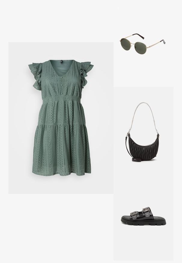 Vero Moda Curve VMHONEY V NECK DRESS - Denné šaty - laurel wreath; Čierne sandále s dvoma širokými remienkami s ozdobnými nitmi a detailnými prackami, usadené na pevných textúrovaných gumových podrážkach.; Kruhové slnečné okuliare s kovovými zlatými rámami a tmavozelenými sklá. Ramená majú design z korytnačiny pre väčší detail.; Čierna kabelka z faux kože s prešívanou textúrou, zakriveným tvarom, strieborným reťazovým popruhom a malým logom na prednej strane.