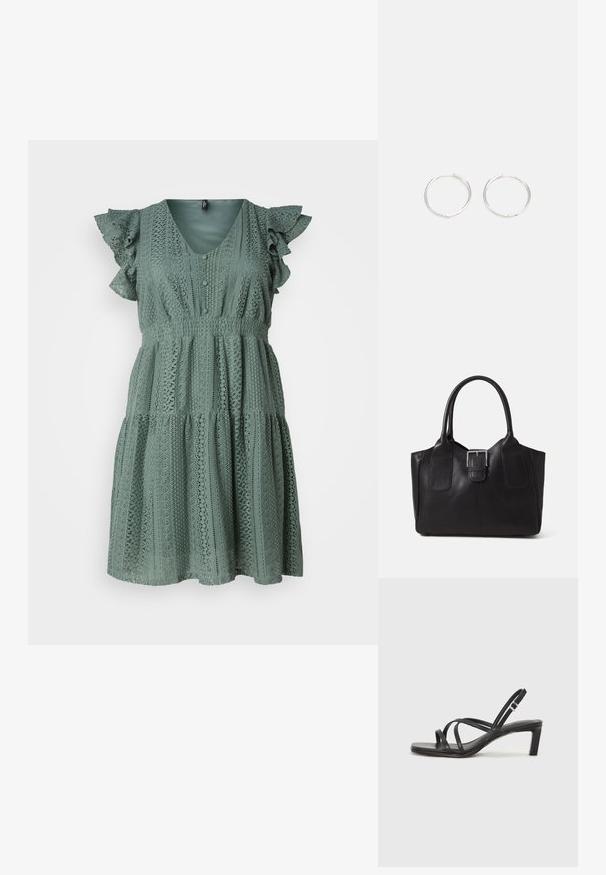 Vero Moda Curve VMHONEY V NECK DRESS - Dnevna haljina - laurel wreath; Crne sandale s trakama, kvadratnim prstom i niskom blok petom. Ima više tankih trakica i podesivu trakicu oko gležnja. Izrađene su od glatke kože.; Crna kožna torba za nošenje s glatkom teksturom, strukturiranim oblikom, dvije ručke i istaknutim srebrnim kopčanjem na prednjoj strani.; Srebrne okrugle naušnice jednostavnog dizajna, s glatkom površinom i bez vidljivih ukrasa. Promjer nije specificiran.