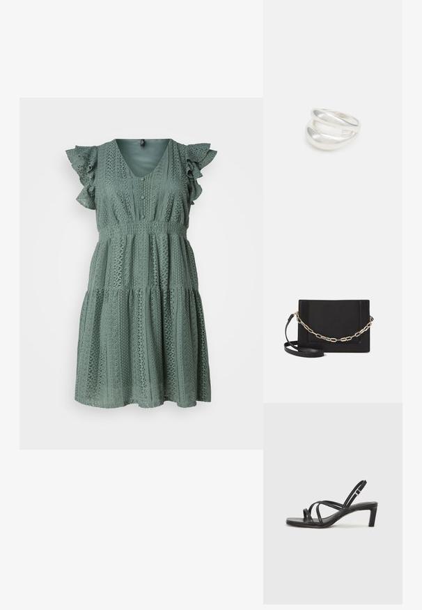 Vero Moda Curve VMHONEY V NECK DRESS - Freizeitkleid - laurel wreath; Schwarze Sandale mit Riemchen, quadratischer Zehenform und niedrigem Blockabsatz. Verfügt über mehrere dünne Riemen und einen verstellbaren Knöchelriemen. Hergestellt aus glattem Leder.; Schwarze Leder-Crossbody-Tasche mit glatter Textur, rechteckiger Form und metallic-kettendetail auf der Vorderseite. Verstellbarer Gurt inklusive.; Silberner Doppelring mit einer glatten, polierten Oberfläche. Verfügt über ein fließendes, kurviges Design mit überlappenden Abschnitten für einen modernen Look.