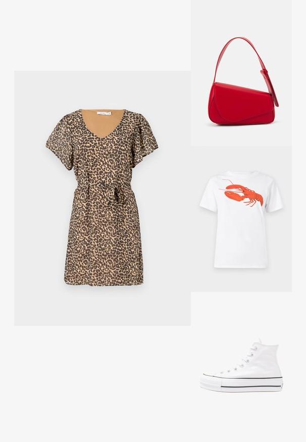 Leopardmønstret kjole med V-halsudskæring og korte flæseærmer. Fremstillet af letvægtsstof, med indsnævret talje og matchende bælte.; Hvit bomull t-skjorte med et stort, lyst rødt hummermotiv på fronten. Korte ermer og standard rund hals-design.; Hvit høy-skinn kanvas sneakers med svart gummisåle, gummitåhette foran og seks hull for snorer, med et rent, minimalistisk design.; Rød lærveske med en vinklet, geometrisk design. Har en enkelt justerbar stropp og en klaffelukking med sydd detaljer.