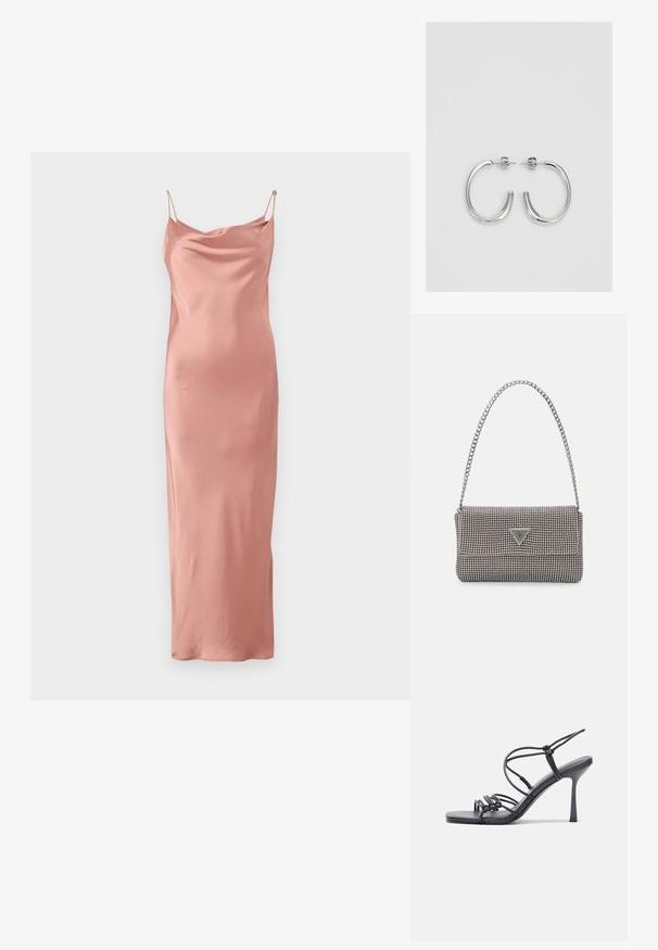 Vestido midi em cetim rosa claro com alças spaghetti ajustáveis, decote drapeado e uma textura suave e lisa. Sem padrões ou detalhes adicionais.; As sandálias de salto alto pretas apresentam tiras finas com um design em nó, uma biqueira quadrada lisa e um elegante salto agulha.; Bolsa metálica cinza claro com uma alça de corrente, adornada com pequenos rebites metálicos circulares e um logótipo triangular da marca.; Brincos de argola prateados com um acabamento suave e brilhante. Forma arredondada, design leve, com fecho de pino.