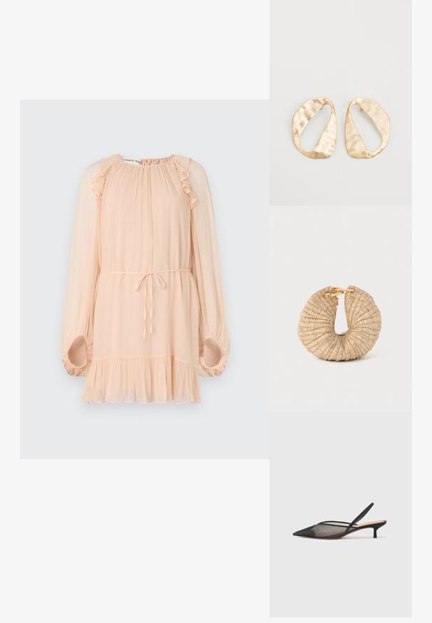Vestido longo cor pêssego claro de mangas compridas com detalhes de babados, textura suave, caimento solto, cintura ajustável por cordão e barra ampla. Apresenta mangas franzidas.; NEOUS IRENA - Saltos clássicos - black; Cult Gaia UBAH - Carteira de mão - wheat; Par de brincos irregulares em forma oval, feitos de metal dourado, com uma superfície texturizada e ligeiramente martelada, sobre um fundo branco.