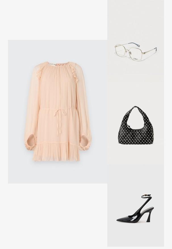 Kerge virsiku värvi pikka varrukaga kleit ripsmete aktsentidega, pehme tekstuuriga, lahti lõikega, kinnituspaelaga vööl ja laieneva äärega. Rikkalikud varrukad.; Mustad läikivad patendiga slingback-kõrged kontsad, millel on terav põlv ja reguleeritav pahkluu rihm, ning mõõdukas plokknukk. Sile tekstuur läikiva viimistlusega.; Neljakujulised prillid õhukese kuldse metallraamiga, selgete läätsede ja sinise aktsendiga templiga. Raamil on logo detailid.; Must must kott, millel on kaarekujuline käepide ja mille pinnal on ühtlaselt jaotatud metallist nupud. Tõmbluku sulgemine.