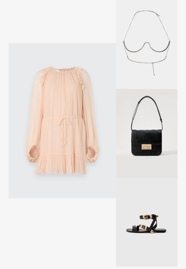 Világos barack színű, hosszú ujjú ruha fodros díszítésekkel, puha tapintással, laza fit, zsinórral állítható derékkal és bővülő alsó résszel. Ráncolt ujjak jellemzik.; Fekete bőr szandál arany csattal, több hevederrel és lapos talpú dizájnnal, nyitott lábujjú viselethez.; Loeffler Randall DESI CROSSBODY WITH LOCK HARDWARE - Keresztpántos táska - black; Cult Gaia ASHA BODY JEWELRY - Egyéb tartozékok - bright shiny silver-coloured