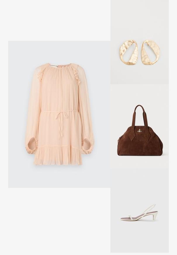 Dlouhá světlá broskvová šaty s volány, jemnou texturou, volným střihem, šňůrkou v pase a rozšířeným lemem. Má na sobě nařasené rukávy.; Bílé sandály na podpatku s tenkými pásky a hladkým koženým povrchem; mají malou dekorační přezku.; Hnědá semišová kabelka se strukturovaným tvarem, zaobleným tělem a prodlouženými úchyty ve tvaru diamantu. Obsahuje stříbrné kování na zavírání.; Pár nepravidelných oválných náušnic z kovu pozlaceného zlatem s texturovaným, mírně kladivkovým povrchem na bílém pozadí.
