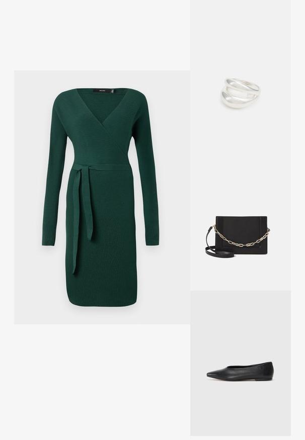 Tumši zaļš, ribots, garām piedurknēm kleita ar V-veida izgriezumu un jostas aksentu. Pieguļoša konstrukcija ar ceļa garuma apakšmalu.; Melna ādas baleta kurpe, ar norādītu purngalu, minimālisma dizains, gluda tekstūra, zema papēža augstums, bez redzamiem aksesuāriem vai rotājumiem.; Melna ādas crossbody soma ar gludu faktūru, taisnstūrveida formu un metalizētu ķēdes detaļu priekšā. Iekļauta regulējama siksna.; Sudraba divu joslu gredzens ar gludu, pulētu virsmu. Iezīmējas ar plūstošu, izliekta dizaina struktūru ar pārklājošām sekcijām modernam izskatam.