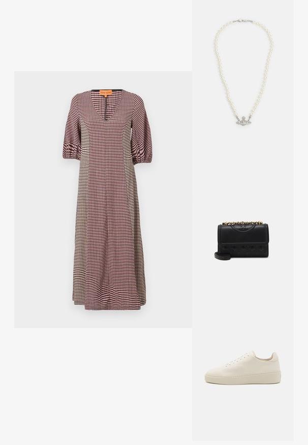 Kostkovaná šaty v růžové, bílé a černé barvě. Mají výstřih ve tvaru V, nafouknuté rukávy a rovný střih. Měkká tkanina s hladkým povrchem.; Bílé kožené tenisky s kulatou špičkou, tónovanými tkaničkami a silnou platformou. Minimalistický design s hladkým povrchem a bez viditelného značení.; Černá kožená taška s prošívaným vzorem. Obsahuje zlatý řetízkový popruh a klopový uzávěr, na přední straně je vyražené logo.; Perlový náhrdelník se stříbrným zapínáním. Obsahuje kulaté bílé perly a dekorativní středový prvek posázený rhinestonem.