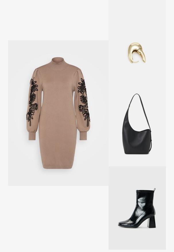 Gebreide jurk in beige met een hoge hals. Lange mouwen met zwarte bloemenborduursels. Slank model met geribbelde manchetten en zoom.; Zwarte, gepatineerde enkellaars met een vierkante neus en een chunky geometrische hak. De laars heeft een gladde, glanzende textuur en een achterste trekband voor eenvoudig aan- en uittrekken.; Zwarte leren hobo tas met een gladde textuur, kromme vorm en een enkele verstelbare schouderband; heeft een brede opening aan de bovenkant.; Gouden metalen oorbel met een slank, gebogen ontwerp. Beschikt over een kenmerkende puntige vorm, gepolijste oppervlakte en scharnier sluiting.