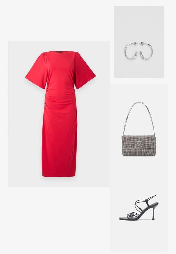 Piros midi ruha rövid széles ujjakkal, kerek nyakkivágással és ráncolt részletekkel a deréknál, sima, elasztikus textúrával.; Fekete magas sarkú szandálok vékony pántokkal, csomózott mintával, sima négyzetes orral és karcsú stiletto sarkal rendelkeznek.; Világosszürke fémes kézitáska lánc pánttal, kis kör alakú fém kifinomult díszítéssel és háromszög alakú márkagéppel.; Ezüst karika fülbevalók sima, fényes felülettel. Lekerekített forma, könnyű kialakítással, tűs zárómechanizmussal.
