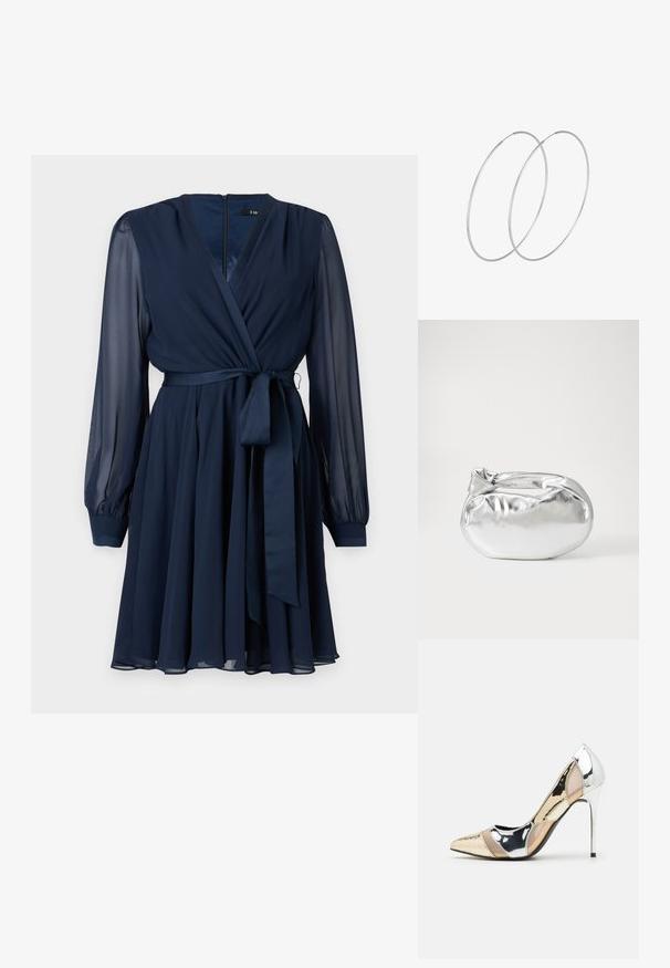 Námornícky modré zavinovacie šaty s dlhými priehľadnými rukávmi, opaskom v páse a voľnou sukňou, vyrobené z ľahkej tkaniny. Zips na zadnej strane.; Lodičky s špičatou špičkou v striebornom, zlatom a telovom farebnom prevedení. Lesklý povrch s výrezovým dizajnom, s ihlovým opätkom.; Strieborná metalická taška s mäkkým, zaobleným tvarom a uzáverom s uzlíkom. Vyrobená z hladkej syntetickej kože.; Strieborné kruhové náušnice s minimalistickým dizajnom. Cirkulárny tvar, hladký povrch a tenký profil. Ľahké s lesklým povrchom.