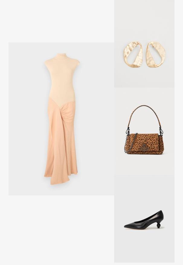 Béžové pletené šaty s vysokým výstřihem. Přiléhavá sukně přechází do splývavé látky s nabíraným detailem na jedné straně. Hladká textura po celém povrchu.; Černá kožená vysoká bota na podpatku s špičatou špičkou a kulatým, zaobleným podpatkem. Hladká textura s elegantním, minimalistickým designem.; Kabelka s leopardím potiskem vyrobená z semiše, s krátkým uchom, řetízkovým popruhem a černým kovovým zapínáním. Obdélníkový tvar s klopou.; Pár nepravidelných oválných náušnic z kovu pozlaceného zlatem s texturovaným, mírně kladivkovým povrchem na bílém pozadí.