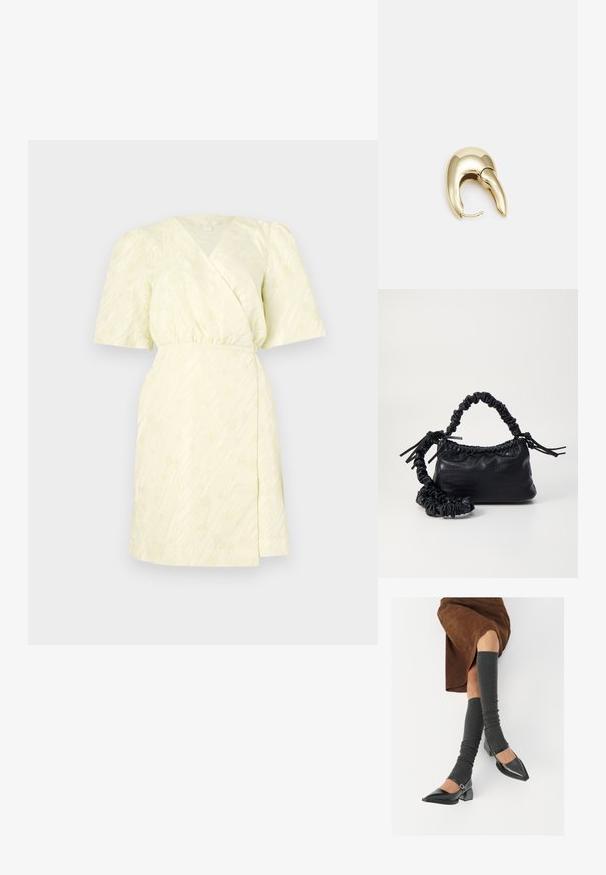 Mīksta dzeltena vāka kleita ar teksturētām svītrām, īsām pūkām un elastīgu jostu pieguļošai formai, ar V veida dekoltē.; Melnas laka ādas apavi ar norādītu purngalu, blokveida papēdi un potīšu jostu, saskaņoti ar pelēkām ribotām kāju sildītājām un brūnu zamšādas svārku.; Melnā mākslīgās ādas rokassoma ar krokodila rakstu, savilkta augšdaļa un saburzīta siksna. Izskatās mīksta un kompakta pēc dizaina.; Zeltīti metāla auskari ar gludu, izliekta dizaina. Ar atšķirīgu smailu formu, pulētu virsmu un eņģu aizdari.