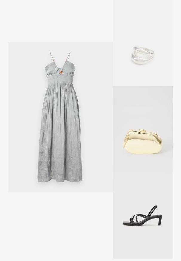 Ärmelloses graues Satinkleid mit tailliertem Oberteil und gerafftem Bund. Es hat dünne Träger und einen gerafften Rock mit einem dekorativen Detail in der Mitte.; Schwarze Sandale mit Riemchen, quadratischer Zehenform und niedrigem Blockabsatz. Verfügt über mehrere dünne Riemen und einen verstellbaren Knöchelriemen. Hergestellt aus glattem Leder.; Metallisch goldene Clutch mit einer glatten, abgerundeten Form, ausgestattet mit einem oberen Druckknopfverschluss und einem kleinen Kettenriemen zum Tragen.; Silberner Doppelring mit einer glatten, polierten Oberfläche. Verfügt über ein fließendes, kurviges Design mit überlappenden Abschnitten für einen modernen Look.