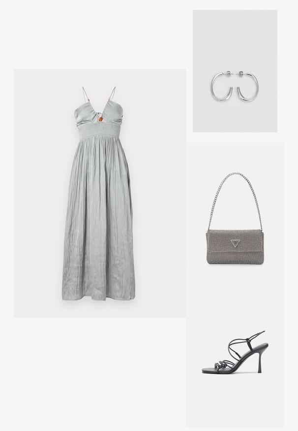 Ärmelloses graues Satinkleid mit tailliertem Oberteil und gerafftem Bund. Es hat dünne Träger und einen gerafften Rock mit einem dekorativen Detail in der Mitte.; Schwarze, hochhackige Sandalen mit dünnen Riemen und einem geknoteten Design, einer glatten, rechteckigen Zehenpartie und einem eleganten Stiletto-Absatz.; Hellegraue metallische Handtasche mit einer Kettenriemen, verziert mit kleinen kreisförmigen metallic Nieten und einem dreieckigen Markenlogo.; Silberne Creolen mit einer glatten, glänzenden Oberfläche. Abgerundete Form, leichtes Design, mit einer Steckverschluss.