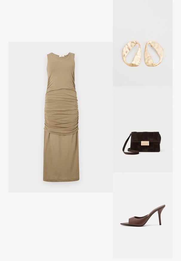 Bezešvé maxi šaty z měkké, strukturované béžové tkaniny. Vyznačují se nařasením po straně, které vytváří splývavý siluetu.; Hnědé kožené otevřené lodičky na vysokém podpatku s elegantním designem, které mají široký přední pás a štíhlý jehlový podpatek.; Hnědá semišová kabelka s prošívaným vzorem, obdélníkovým tvarem, zlatými kovovými detaily a nastavitelným ramenním popruhem.; Pár nepravidelných oválných náušnic z kovu pozlaceného zlatem s texturovaným, mírně kladivkovým povrchem na bílém pozadí.