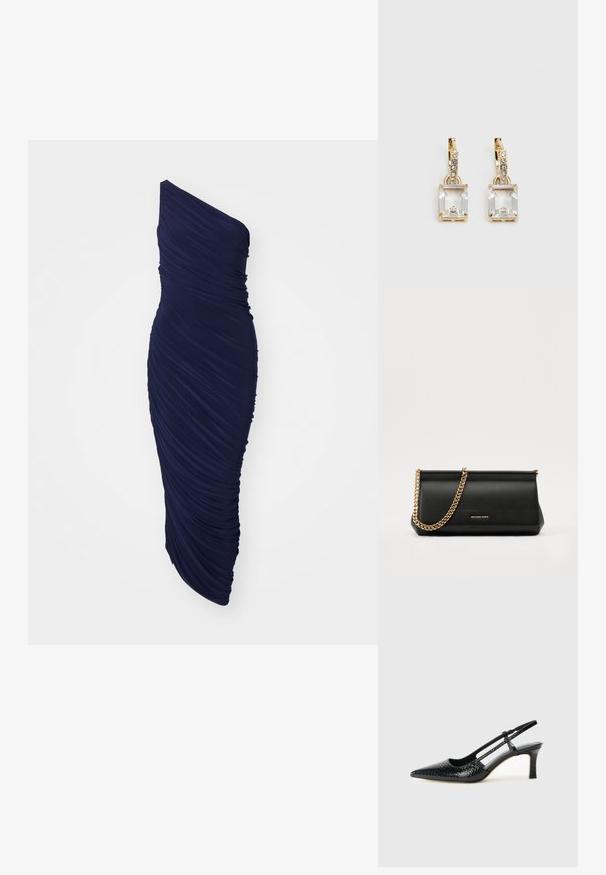 Mornarsko modra obleka z enim ramenom, izdelana iz nagubanega materiala, prilegajočega se kroja z ravno silhueto in gladko teksturo skozi celotno obleko.; Črne lakaste slingback pete s koničastim nosom, ki imajo teksturiran vzorec kačje kože, nastavljiv trak in kratek teksturiran blok peto.; Črna usnjena torbica z zlatim verižnim trakom, z gladko teksturo, pravokotno obliko in embosiranim logotipom spredaj.; Zlato obarvani uhani, ki vsebujejo pravokoten, prozoren kristal, obešen pod vrsto majhnih, okroglih prozornih dodatkov. Elegantna, moderna zasnova.