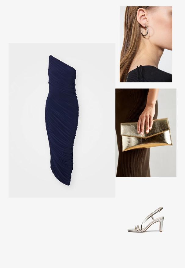 Mørkeblå, off-shoulder kjole laget av rynket stoff, tettsittende design med en rett silhuett og jevn tekstur gjennom hele.; Metallisk sølv høye hæler sandal med åpen tå, med tre tynne stropper over foten og en ankelstropp med spenne.; Gull metallisk clutch-veske med en glatt tekstur, som har en trekantet klaffelukking. Hånden som holder den har pent manikyrte negler.; Sølv ringøredob med en polert finish, med små gull detaljer og en rund form, båret på øreflippen.