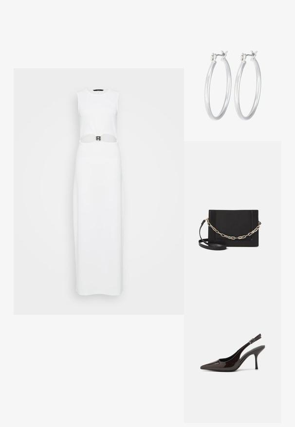 Balta bezpiedurkņu maksi kleita ar centrālu izgriezumu, rotātu ar metāla jostas detalizāciju. Gluda tekstūra, taisna silueta.; Slingback augstpapēžu kurpe ar spīdīgu tumši brūnu lakotu ādu, ar norādītu purngalu, atvērtām pusēm un regulējamu potītes siksniņu.; Melna ādas crossbody soma ar gludu faktūru, taisnstūrveida formu un metalizētu ķēdes detaļu priekšā. Iekļauta regulējama siksna.; Sudraba riņķveida auss gredzeni ar gludu, pulētu apdari. Apaļa forma un drošs klikšķa augšējais slēgums. Viegls dizains, kas piemērots ikdienas valkāšanai.