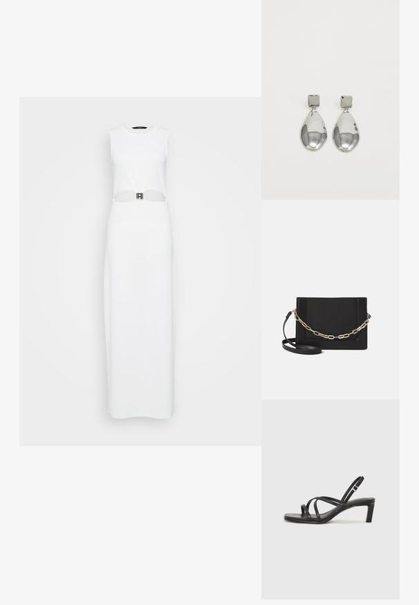 Bílá bezramínková maxi šaty s centrálním výřezem zdobeným kovovým páskem. Hladká textura, rovný střih.; Černé sandály na tenkém podpatku se čtveratou špičkou a nízkým blokovým podpatkem. Mají několik tenkých popruhů a nastavitelné zapínání okolo kotníku. Vyrobeny z hladké kůže.; Černá kožená crossbody taška s hladkým povrchem, obdélníkovým tvarem a kovovým řetízkem na přední straně. Součástí je nastavitelný popruh.; Stříbrné kapkové náušnice se čtvercovou například, s hladkým, lesklým povrchem a kapkovým tvarem, odrážející světlo lesklým povrchem.