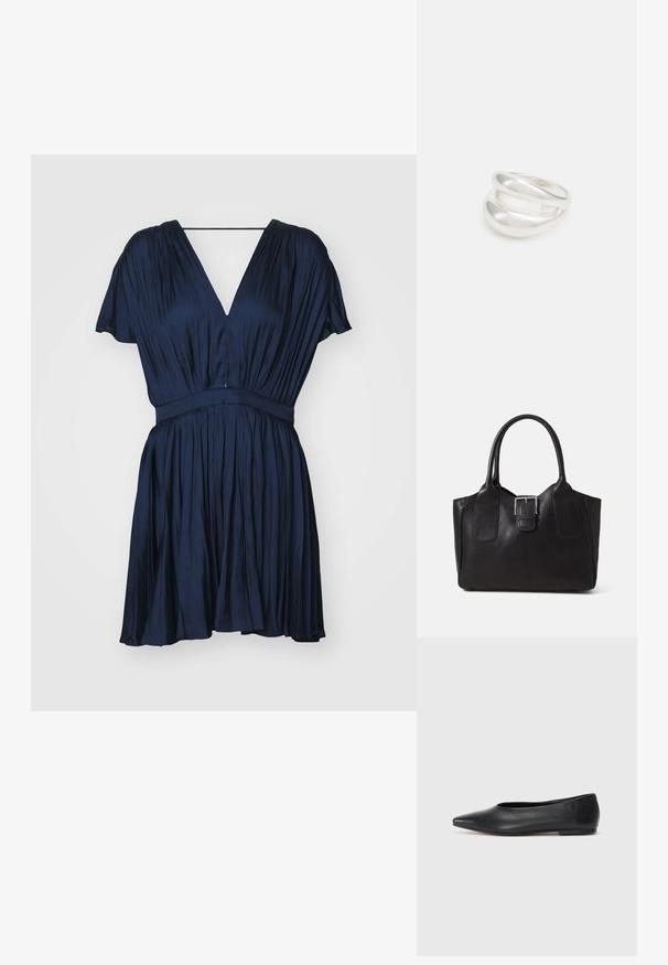 Granatowa sukienka z gładkiego materiału, z dekoltem w kształcie litery V, krótkimi falbaniastymi rękawami, elastycznym pasem w talii oraz marszczoną spódnicą z zakładkami.; Czarne baleriny z lakierowanej skóry, spiczasty nosek, minimalistyczny design, gładka faktura, niskie obcasy, bez widocznych elementów metalowych czy ozdób.; Czarna skórzana torba tote o gładkiej fakturze, usztywnionym kształcie, dwóch uchwytach oraz wyraźnym srebrnym zapięciu na przodzie.; Srebrna obrączka podwójna z gładką, polerowaną powierzchnią. Posiada płynny, zakrzywiony kształt z nakładającymi się sekcjami, co nadaje nowoczesny wygląd.