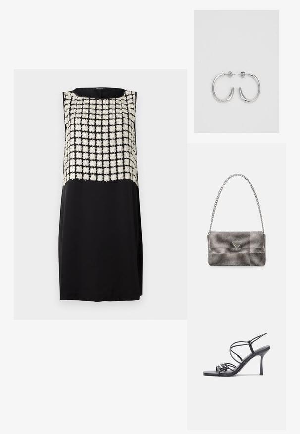 Fekete ujjatlan ruha, texturált, hímzett felső résszel, fehér virágmintákkal. Simább, egyszínű fekete alsó rész.; Fekete magas sarkú szandálok vékony pántokkal, csomózott mintával, sima négyzetes orral és karcsú stiletto sarkal rendelkeznek.; Világosszürke fémes kézitáska lánc pánttal, kis kör alakú fém kifinomult díszítéssel és háromszög alakú márkagéppel.; Ezüst karika fülbevalók sima, fényes felülettel. Lekerekített forma, könnyű kialakítással, tűs zárómechanizmussal.