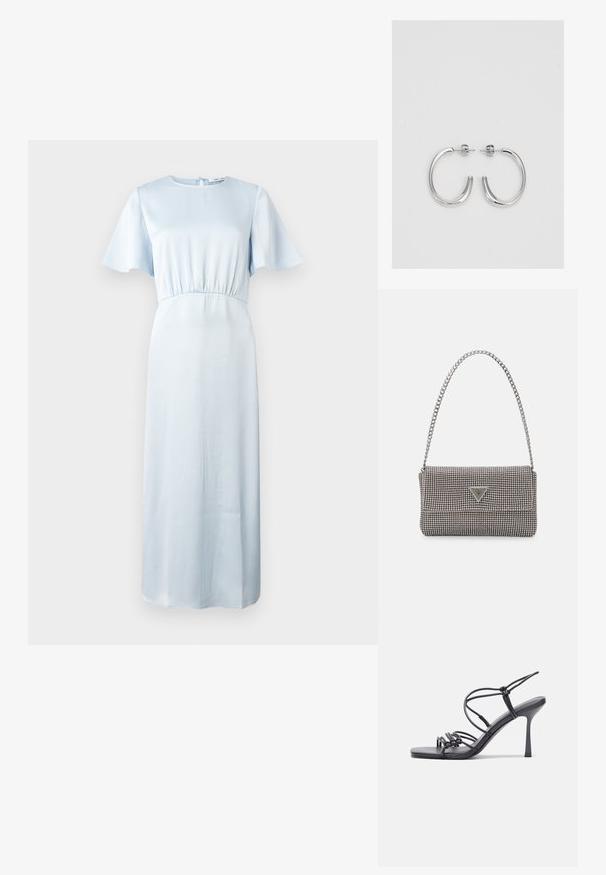 Svetlo modra obleka z okroglim izrezom, kratkimi letečimi rokavi, elastičnim pasom in tekočo silhueto do tal. Gladka tekstura.; Črne visoke sandale na peto imajo tanke naramnice z vozlom, gladek kvadratni toe in eleganten stiletto peto.; Svetlo siva kovinska torbica z verižnim ročajem, okrašena z majhnimi okroglimi kovinskimi bleščicami in trikotnim logotipom blagovne znamke.; Srebrne obročaste uhane z gladko, sijočo površino. Zaobljena oblika, lahka zasnova, z zapiranjem na zatič.