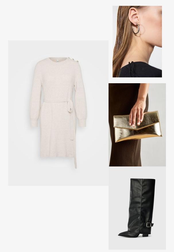 Vestido de malha bege com decote redondo, mangas longas em balão, faixa na cintura e fenda lateral. Apresenta botões decorativos no ombro.; Botas de couro preto até ao tornozelo com ponta afiada, textura lisa e detalhe em fivela prateada de lado. Salto quadrado robusto.; Bolsa de mão metálica dourada com uma textura suave, apresentando um fecho em aba triangular. A mão que a segura tem unhas bem cuidadas.; Brinco de argola prateada com acabamento polido, apresentando pequenos detalhes em dourado e uma forma redonda, usado na orelha.