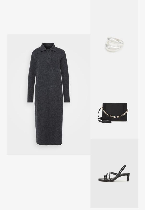 Tmavošedé šaty s dlhým rukávom vyrobené z textúrovaného materiálu, s golierom a trojramenným zapínaním, s rovný strihom až k spodnému okraju.; Čierne sandále na vysokom podpätku so štvorcovou špičkou a nízkym blokovým podpätkom. Obsahujú viacero tenkých popruhov a nastaviteľný členkový popruh. Vyrobené z hladkej kože.; Čierna kožená crossbody taška s hladkou textúrou, obdĺžnikovým tvarom a kovovým reťazovým detailom na prednej strane. Súčasťou je nastaviteľný popruh.; Strieborný prsteň s dvojitým pásikom s hladkým, lesklým povrchom. Má plynulý, zakrivený dizajn s prekryvajúcimi sa časťami pre moderný vzhľad.