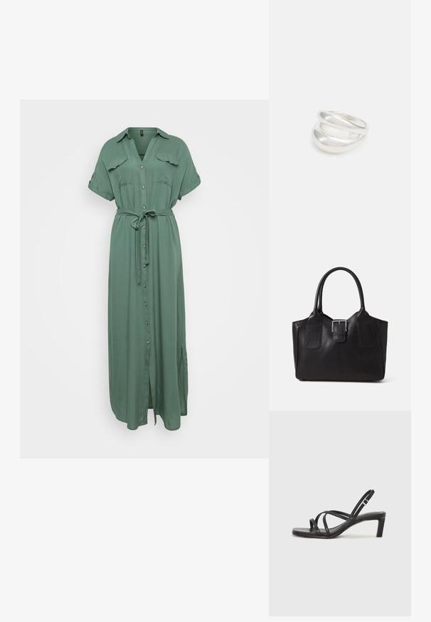 Zelené maxi šaty s krátkymi rukávmi, zapínaním na gombíky vpredu, dvoma náprsními vreckami a zodpovedajúcim opaskom, vyrobené z mäkkej, prúdiacej tkaniny.; Čierne sandále na vysokom podpätku so štvorcovou špičkou a nízkym blokovým podpätkom. Obsahujú viacero tenkých popruhov a nastaviteľný členkový popruh. Vyrobené z hladkej kože.; Čierna kožená taška s hladkou textúrou, štruktúrovaným tvarom, dvoma uchami a výrazným strieborným prackovým detailom na prednej strane.; Strieborný prsteň s dvojitým pásikom s hladkým, lesklým povrchom. Má plynulý, zakrivený dizajn s prekryvajúcimi sa časťami pre moderný vzhľad.