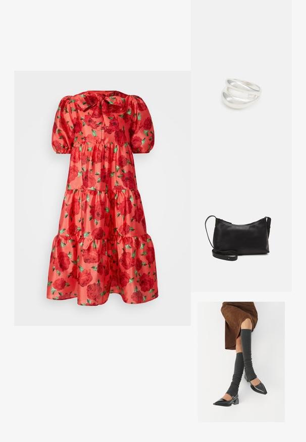 Cras DRESS - Päevakleit - coral; Mustad patsaline odav värviga kingad, millel on kreen ja pahkluuring, on paaritatud hallide ribakudumitega sääremiidega ja pruunist nahast seelikuga.; Mustmust nahk õlakotil on sile tekstuur, kumer kuju, reguleeritav rihm ja lukuga sulgemine. Minimalistlik disain ilma kaunistusteta.; Hõbedane kahekordne rõngas sujuva, poleeritud pinnaga. Omab voolavat, kõverat disaini, millel on kattuvad sektsioonid, et saavutada kaasaegne ilme.