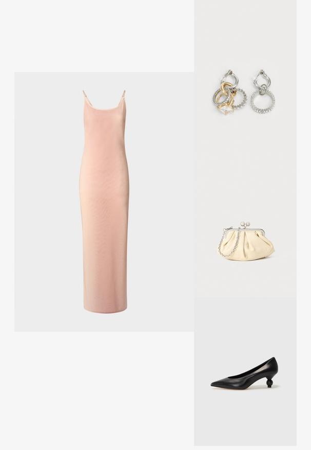 Lang, aansluitend jurk van zachtroze stof. Kenmerkt zich door dunne banden, een ronde halslijn en een gladde textuur met een lichte glans.; Zwarte leren hoge hak schoen met een spitse neus en een ronde, bolle hak. Gladde textuur met een elegant, minimalistisch ontwerp.; Geplooide beige leren clutch met een zilveren metalen frame, voorzien van twee ronde decoratieve sluitingen en een zilveren kettingriem.; Oorbellen in de vorm van hoops met verweven gouden en zilveren ringen, voorzien van een heldere cubic zirconia accent en een textuurband op één ring.