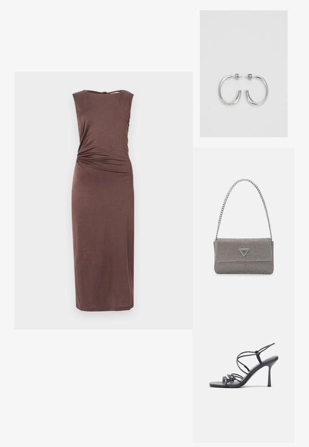 Ruda, be rankovių suknelė, pagaminta iš minkštos medžiagos. Savybės: surinkta detalė ties juosmeniu ir kelio ilgio sijonas. Uždarymas nugaroje su užtrauktuku.; Juodos aukštakulnės sandalai pasižymi plonyčiais dirželiais su mazgo dizainu, lygiu kvadratiniu pirštu ir elegantišku stiletto kulnu.; Šviesiai pilka metalinė rankinė su grandinėlės dirželiu, papuošta mažais apvaliais metaliniais smeigėmis ir trikampiu prekės ženklu.; Sidabrinės auskarai žiedai su lygiu, blizgiu paviršiumi. Suapvalinta forma, lengvas dizainas, su uždarymu ant smeigtuko.