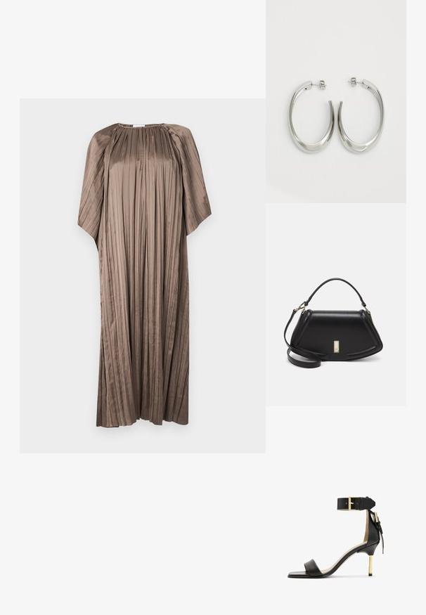 Brązowa plisowana sukienka z gładkiego materiału, z okrągłym dekoltem i luźnymi rękawami, z pionowymi detalami plisowania na całej długości.; Czarne skórzane sandały na obcasie z kwadratowym noskiem, pasek na kostkę z złotą klamrą oraz smukłym metalowym obcasem. Gładka tekstura, minimalistyczny design.; Czarna skórzana torebka o strukturalnym designie, z przyciętą formą, górnym uchwytem i złotymi akcentami. W zestawie regulowany pasek na ramię.; Srebrne kolczyki-hoop o gładkim, zakrzywionym designie. Posiadają błyszczące metaliczne wykończenie i zapięcie na sztyft. Brak widocznych wzorów lub akcentów.