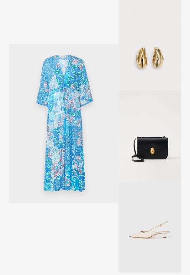 Diane von Furstenberg BORIS DRESS - Maxi šaty - blue; Krémová špičatá slingback obuv s nízkým klínkovým podpatkem a zlatou sponou na bílém pozadí.; Černá kožená kabelka se strukturovaným obdélníkovým tvarem. Obsahuje zlatou oválnou sponu a tenký ramenní popruh. Hladký povrch.; Náušnice ve zlatém tónu s plynulým, zakřiveným designem. Každá náušnice má hladký povrch a malý uzávěr s ozdobným detailem.