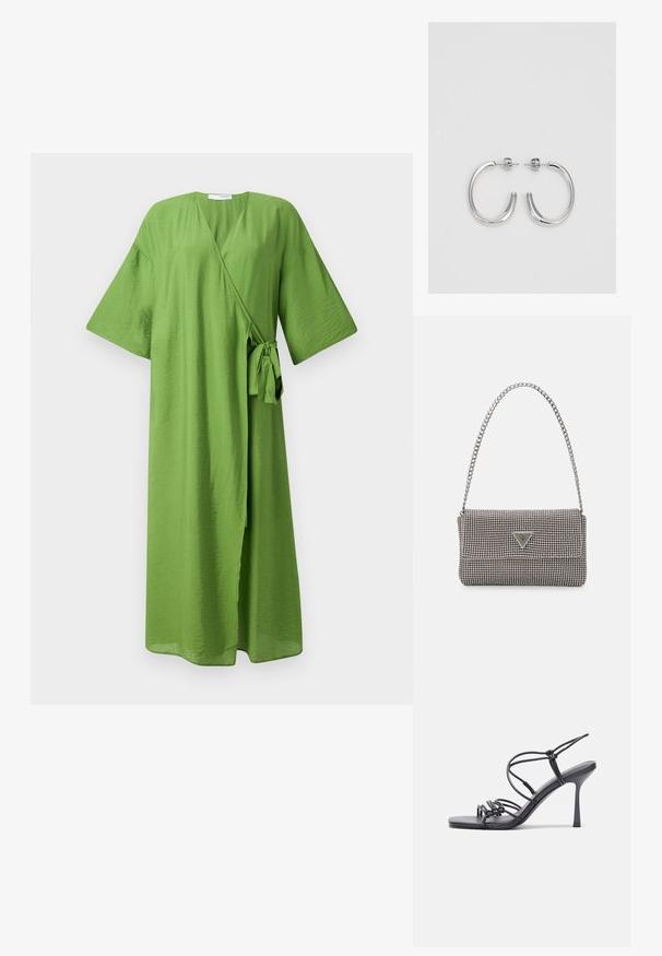 Rochie verde dintr-un material ușor. Dispune de mâneci largi, o legați la talie și un design cu decolteu adânc în formă de V. Suprafață netedă, ușor texturată.; Sandale negre cu toc înalt au curele subțiri cu un design legat, un vârf pătrat neted și un toc stiletto elegant.; Geantă metalică gri deschis, cu un strap din lanț, decorată cu mici ținte circulare metalice și un logo de marcă triangular.; Cercei rotunzi din argint cu un finisaj neted și strălucitor. Design ușor, având o formă rotundă și închidere cu tijă.