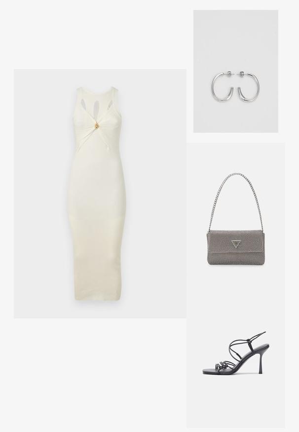 Cremfarbendes, geripptes Bodycon-Kleid mit Cut-out-Details an den Schultern und einem verdrehten Frontdesign, das in der Mitte mit einem goldenen Akzent versehen ist.; Schwarze, hochhackige Sandalen mit dünnen Riemen und einem geknoteten Design, einer glatten, rechteckigen Zehenpartie und einem eleganten Stiletto-Absatz.; Hellegraue metallische Handtasche mit einer Kettenriemen, verziert mit kleinen kreisförmigen metallic Nieten und einem dreieckigen Markenlogo.; Silberne Creolen mit einer glatten, glänzenden Oberfläche. Abgerundete Form, leichtes Design, mit einer Steckverschluss.