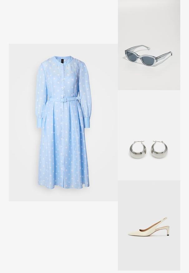 Světle modré šaty s dlouhým rukávem a bílými puntíky, s knoflíkovou přední částí a páskem v pase. Mají kulatý límec a skládánou sukni.; Světlé kožené slingback boty s špičatou špičkou, nízkým podpatkem a výřezovým designem, hladkým povrchem a minimálními akcenty.; Čiré, lehké sluneční brýle s oválnými čočkami, šedě tónovanými skly a štíhlými obroučkami se kovovým detailem na spáncích.; Stříbrné kovové kroužkové náušnice s hladkým, lesklým povrchem a strukturovaným, zaobleným designem. Obsahují klapku s pántem pro bezpečné nošení.