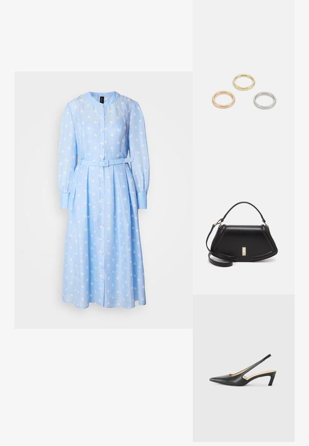 Svetlomodré šaty s dlhým rukávom, biele bodky, zapínanie na gombíky vpredu a opasok v páse. Vybavené okrúlym golierom a plisovanou sukňou.; Čierne slingback topánky s ostrou špičkou a nízkym opätkom, vyrobené z hladkej kože a s výrezmi na boku pre lepšiu priedušnosť.; Čierna kožená kabelka so štruktúrovaným dizajnom, s krátkym tvarom, hornou rúčkou a zlatými prvkami. Súčasťou je nastaviteľný ramenný popruh.; Triumf kovových prsteňov: jeden v ružovom zlate, jeden zlatý s textúrovanými akcentmi a jeden strieborný, všetky s gravírovaným logom na vnútornej strane.
