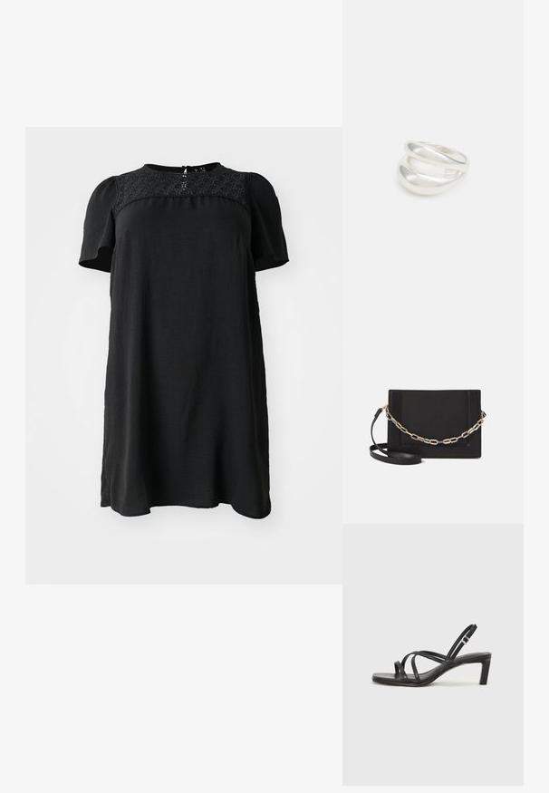 Melnā kleita ar īsām piedurknēm, strukturēta mežģīņu paneļa apakšējā pusē, brīvs piegriezums un smalka A formas silueta. Vienkārša auduma, bez rakstiem.; Melnas strappy sandales ar kvadrātveida purngaliem un zemu bloku papēdi. Ievērojamas ar vairākiem plāniem siksniņām un regulējamu potītes siksniņu. Izgatavotas no gludas ādas.; Melna ādas crossbody soma ar gludu faktūru, taisnstūrveida formu un metalizētu ķēdes detaļu priekšā. Iekļauta regulējama siksna.; Sudraba divu joslu gredzens ar gludu, pulētu virsmu. Iezīmējas ar plūstošu, izliekta dizaina struktūru ar pārklājošām sekcijām modernam izskatam.