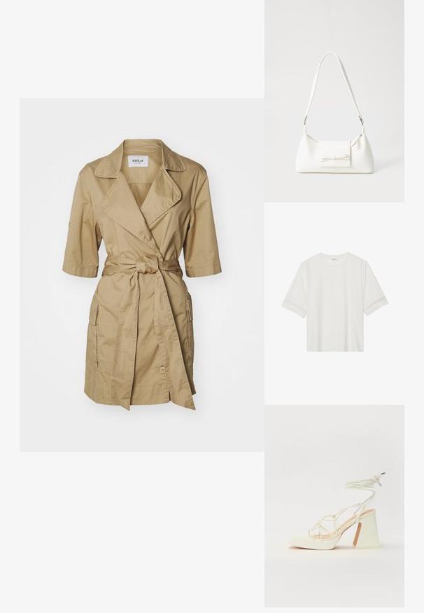 Kaki trenchcoat med belte i midjen, korte ermer, nedbrettbar krage og sidelommer. Laget av lett materiale med en glatt tekstur.; Hvit t-skjorte med kort erme laget av bomull, med dekorativ blondekant langs ermene og en rund halslinning.; Hvit høyhælte sandal med kraftig hæl, med en stroppe-design og ankelbånd. Glatt tekstur med plattform foran for ekstra høyde.; Hvit syntetisk håndveske med trekantet form, flat klaff foran og sløyfe detaljer, justerbar stropp, glatt tekstur og minimalistisk design.