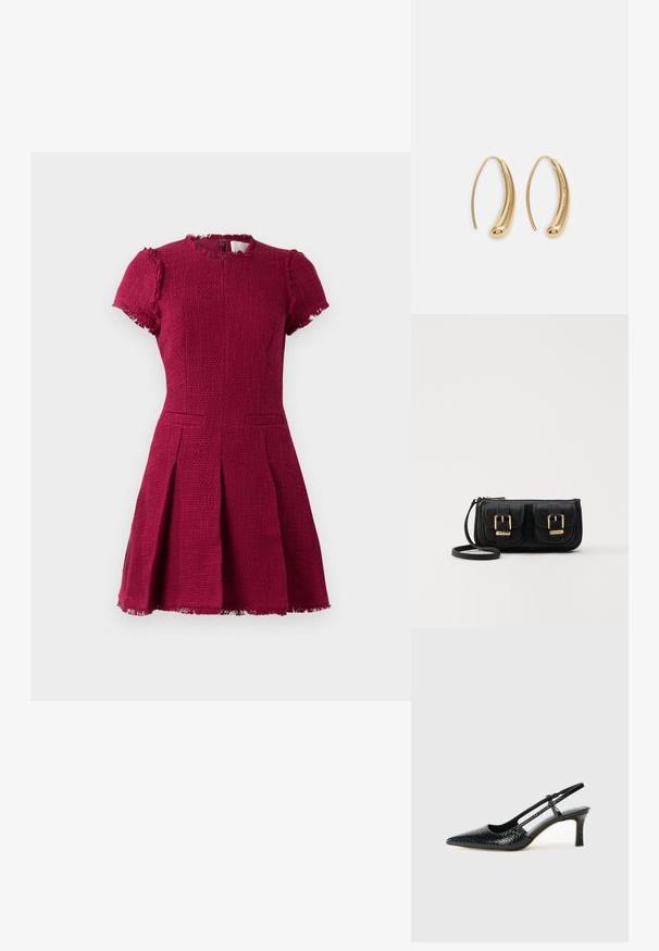 Bordová šaty s krátkymi rukávmi, textúrovanou tkaninou, okrúhlym výstrihom a rozstrapkaným lemom. Obsahuje dve predné vrecká a plisovanú sukňu.; Čierne patentové slingback topánky na ihlovom podpätku s špicatou špičkou, s textúrovaným hadím vzorom, nastaviteľným popruhom a krátkym, textúrovaným blokovým podpätkom.; Čierna kožená crossbody taška s dvoma prednými vreckami, zlatými sponami, zipsovým uzatváraním a úzkym popruhom. Štruktúrovaný povrch a kompaktný obdĺžnikový tvar.; Náušnice vo forme zlatých kovových kruhov s zakriveným, predĺženým tvarom. Majú hladký, lesklý povrch a zaoblený koniec pre pridanie detailu.