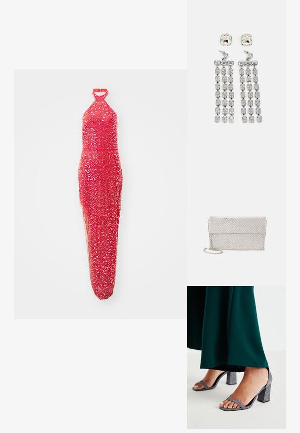 Červené šaty s halter golierom a priliehavým telom, s priesvitnou vrstvou a geometrickými vzormi v rôznych odtieňoch bielej a striebornej farby.; Strieborné glitrové sandále na blokovom podpätku s dvoma tenkými remienkami a hranatou špičkou. V sprievode tmavozelenej dlhé šaty až po zem.; Strieborná sieťová kabelka s textúrovaným, tkaným dizajnom, so sklápacou chlopňou a odnímateľným reťazovým popruhom na nosenie.; Náušnice s krištáľovým kvapkovým dizajnom a striebornými kovovými prvkami, s plošným štvorcovým náušnicovým zámkom a kaskádou radov obdĺžnikových a osmičkových krištáľov.