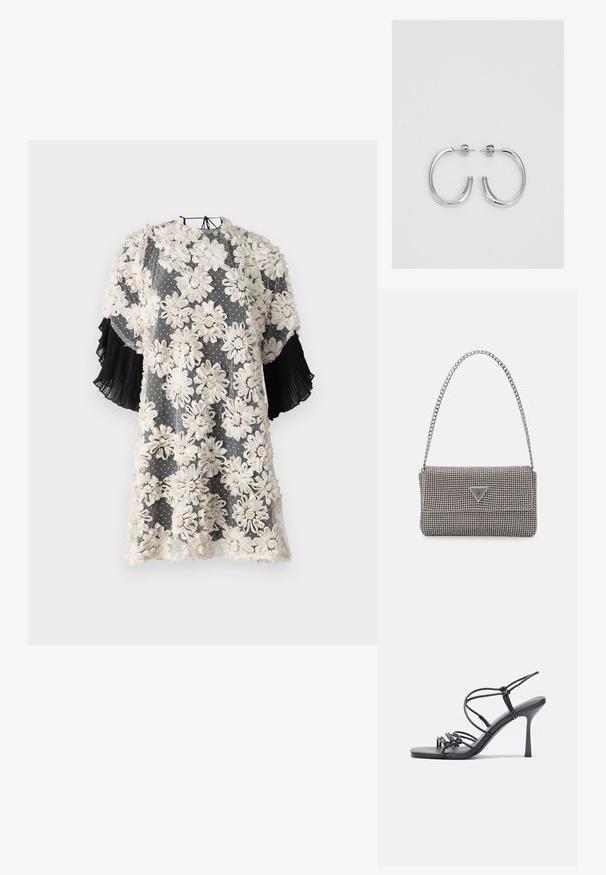 Vestido con estampado floral hecho de una tela transparente con flores beige sobre un fondo gris con puntos; las mangas cortas plisadas en negro añaden textura.; Las sandalias negras de tacón alto presentan finas correas con un diseño anudado, una punta cuadrada suave y un elegante tacón de aguja.; Bolso de mano metálico gris claro con una cadena como asa, adornado con pequeños remaches metálicos circulares y un logotipo de marca en forma triangular.; Aros de plata en forma de aro con un acabado liso y brillante. Diseño redondeado y ligero, con cierre de tipo post-back.