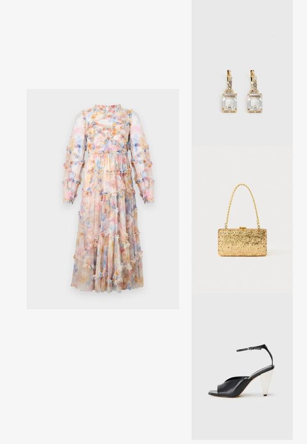 Duga haljina s cvjetnim uzorkom, prozirnim ruffles slojevima u pastelnim bojama. Ima nabranu korzet i duge rukave s ruffles detaljima.; Crne kožne sandale s visokim potpeticama, otvorenim prstima, asimetričnim dizajnom, remenom oko članka i metalnom konusnom potpeticom. Glatka tekstura kroz cijelu cipele.; Zlatna šljokasta torbica u pravokutnom obliku, s uvrnutom lancem kao drškom i metalnim kopčanjem, koja odražava svjetlost s teksturiranim završetkom.; Zlatne naušnice s pravokutnim, prozirnim kristalom koji visi ispod niza malih, okruglih prozirnih akcenata. Elegantni, moderni dizajn.