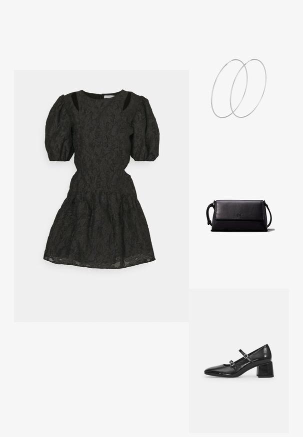 Schwarzes Spitzenkleid mit Puffärmeln, tailliertem Oberteil und ausgestellt Rock. Ausschnitte an den Schultern. Reißverschluss auf der Rückseite.; Schwarze Lackleder-Mary-Jane-Schuhe mit spitzem Zeh, zwei verstellbaren Riemen und einem klobigen Blockabsatz. Glatte Textur und glänzende Oberfläche.; Schwarze Leder-Clutch mit rechteckiger Form, glatter Textur, flacher Klappe und einem kleinen Griff seitlich. Enthält ein dezentes Logo.; Silberne Creolen mit minimalistischem Design. Rundform, glatte Oberfläche und dünnes Profil. Leichtgewichtig mit hochglänzender Oberfläche.